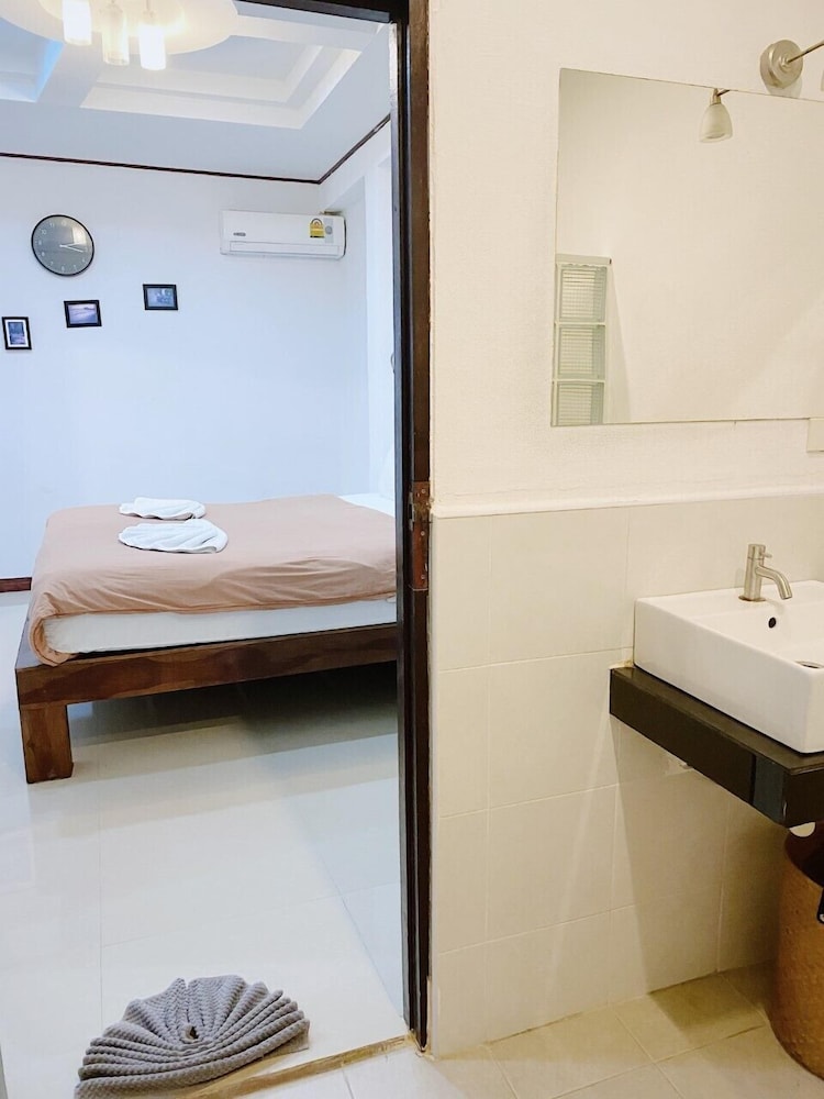 The Reef Hotel & Studios