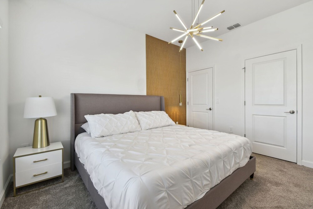 Storey Lake - Private Pool- King Bed - 4BD/3BA
