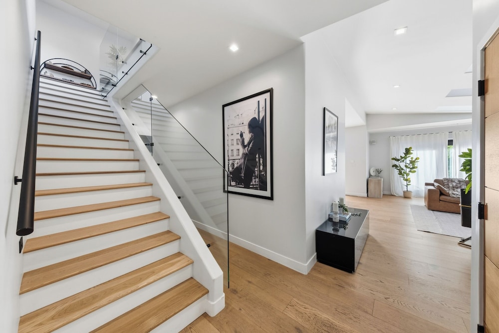 Farley Court - Stylish Hillside Residence With Stunning Views