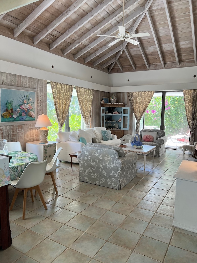 Hohum - Private Beachfront House On Exclusive Windermere 3 Bedroom Home