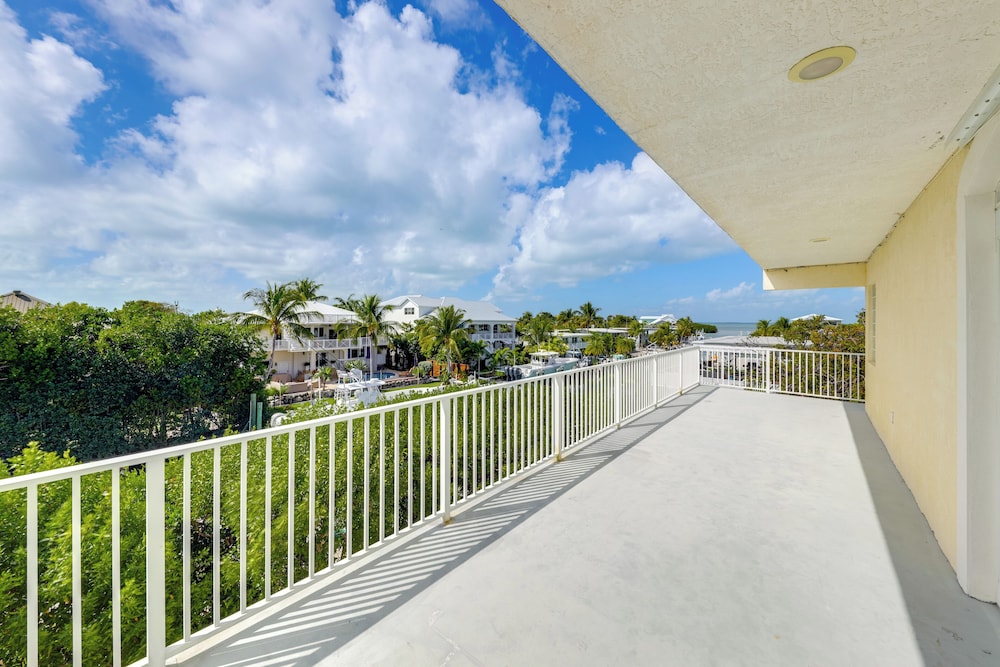 Spacious Canal-front Home: Florida Keys Gem