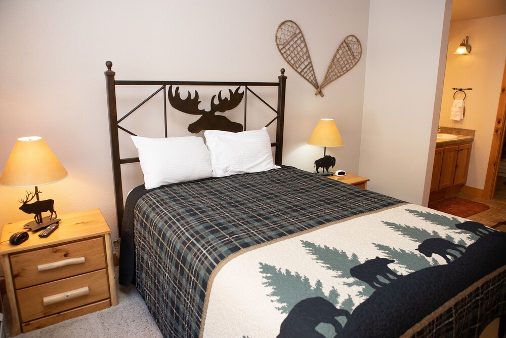 8750 Trappers Crossing 2 Bedroom Condo by RedAwning view 4