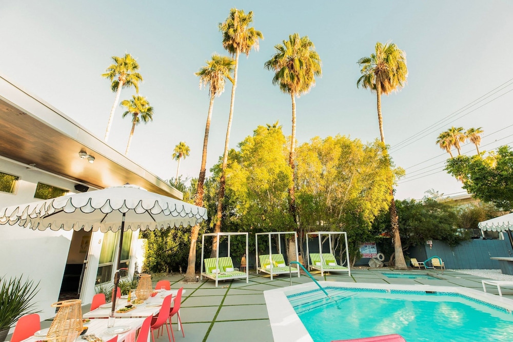 5 Private Rooms Sleeps 14 Wesley Studio Buyout