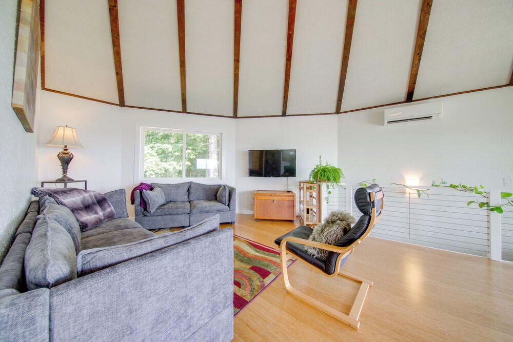 Spacious Deck w/ Ocean View: Puget Sound Gem!