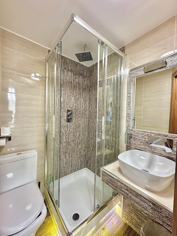 205 Earls Court