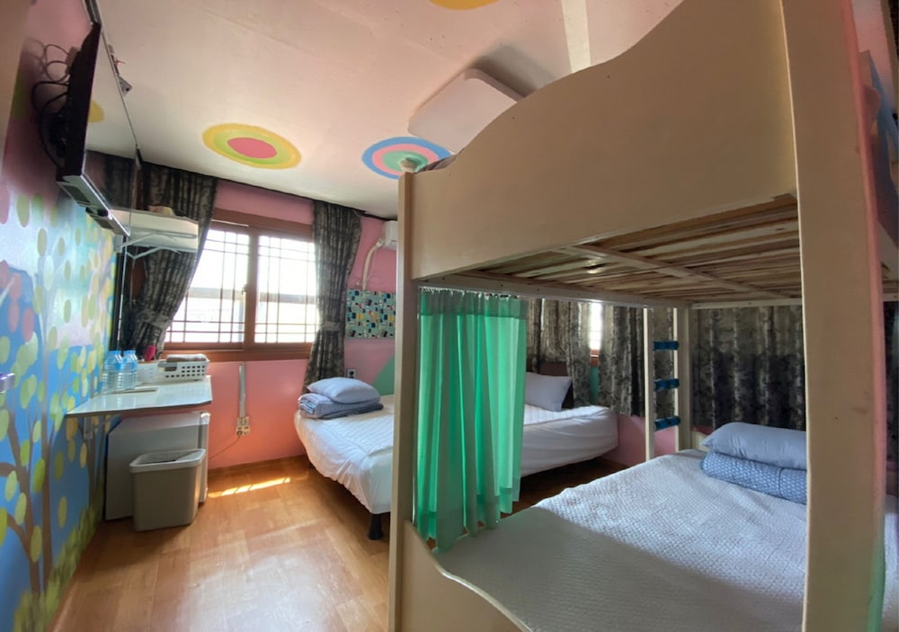Gudeok Guest House - Hostel