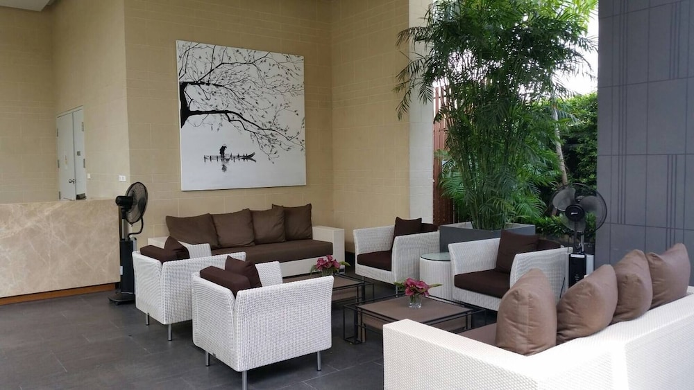 S39- 1 Bedroom Downtown Apt With Balcony and Pool
