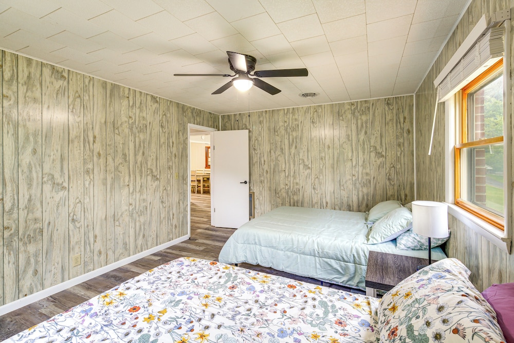 1 Mi to Virginia Creeper Trail: Serene Family Home