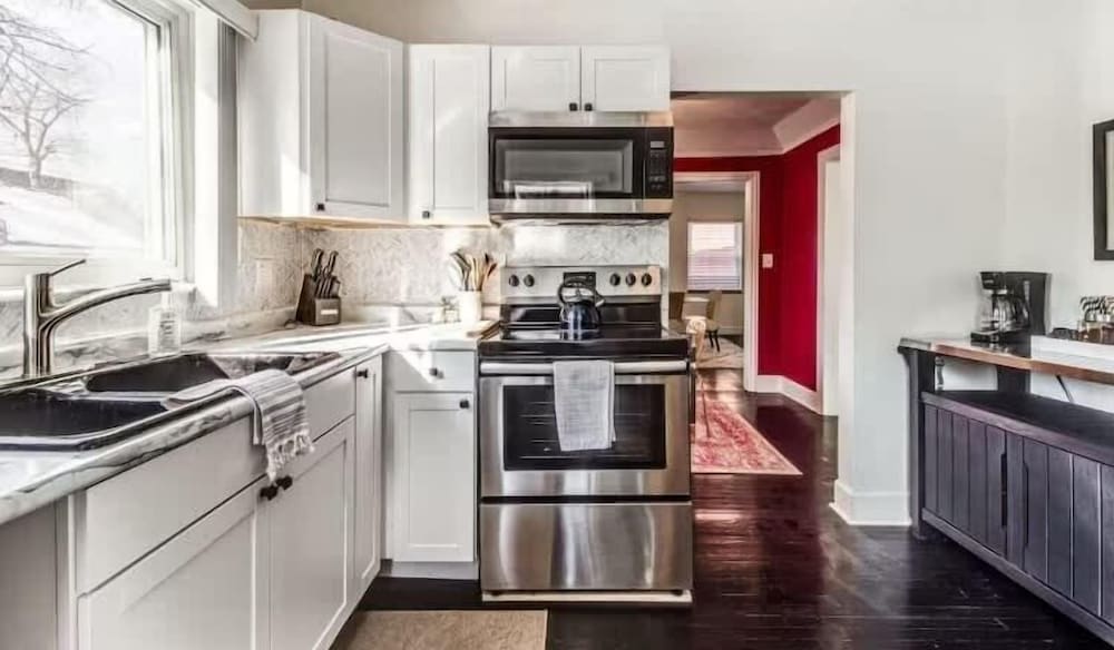 Spacious 5br Sleeps 10 University District 5 Bedroom Home