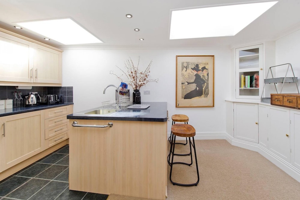 Traditional 2-bed Apartment Notting Hill