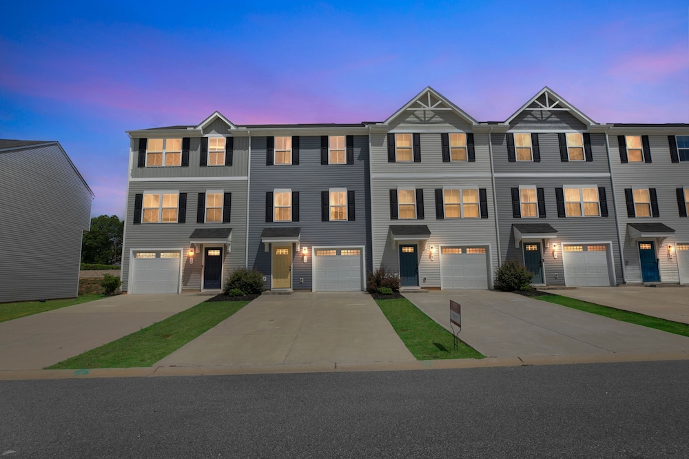 Modern Downtown Retreat Near Swamp Rabbit Trail 4 Bedroom Townhouse