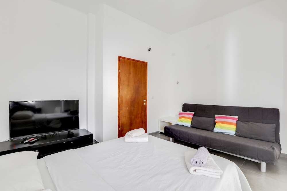 Central Apartment near Bograshov Beach