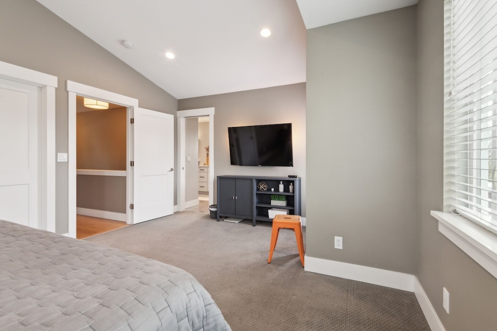 Spacious Family Retreat Media Room & Patio 3 Bedroom Home