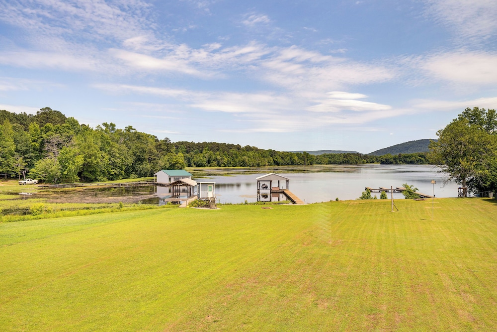 Fire Pit + Bbq: Lake Guntersville Family Home