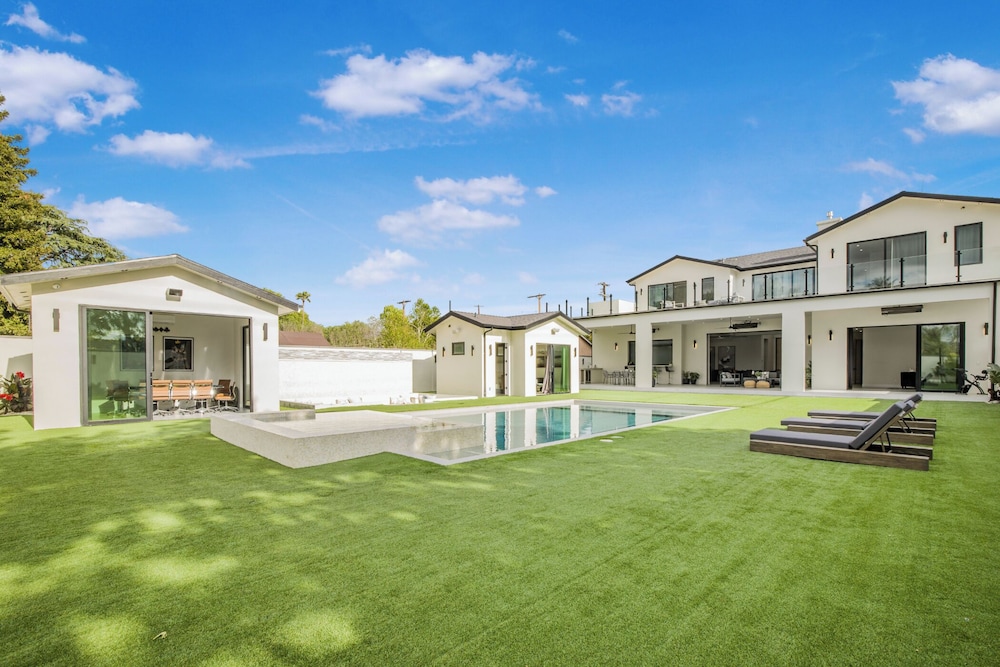 Villa Califa - Resort-style Living w/ Private Pool, Spa & Theater