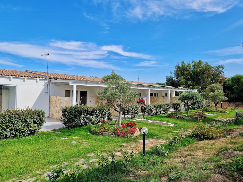 Hotel with swimming pool near Stintino