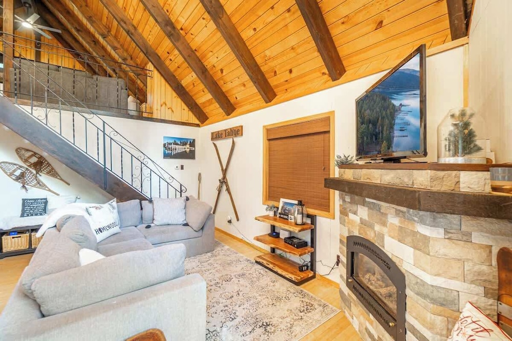 Cozy Tahoma Cabin in the Pines Sleeps 6 + Pets