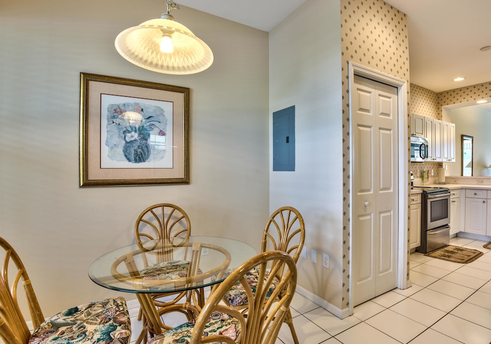 Solterra Vacation Rental: Luxury 3-BR Condo with Lake & Golf Views. Access to Luxury Pool, Hot Tub, and Golf Courses at Lely Resort. Close to Naples Beache