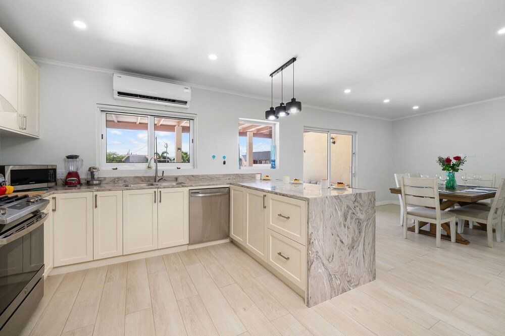 High-end Pool Getaway Upscale 5 Location BBQ