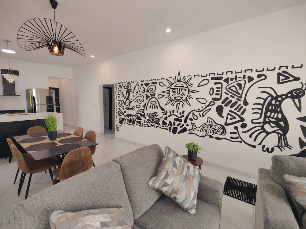 Beautiful 3bed 2bath new Home With Pool in Town