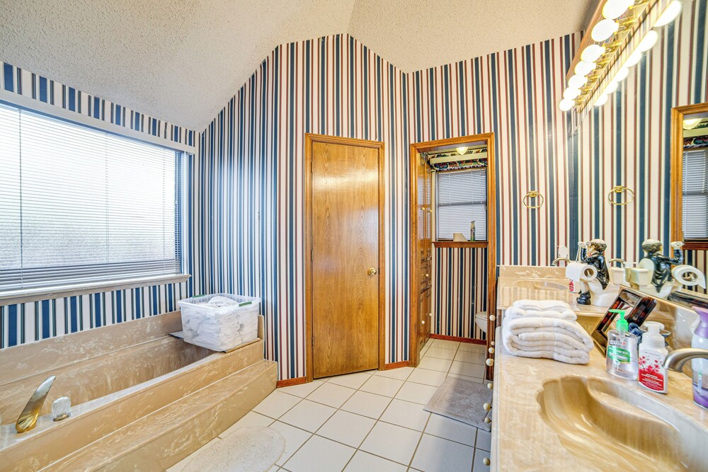 Pet-friendly Home w/ Pool - 8 Mi to Central Plano!