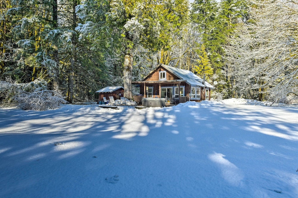 Mysty Mountain Cabin on River: Near Stevens Pass! view 2