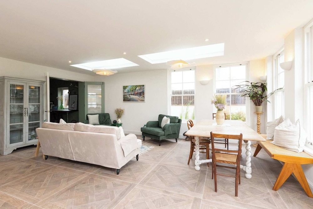 Newly Renovated Beachside Retreat for 10
