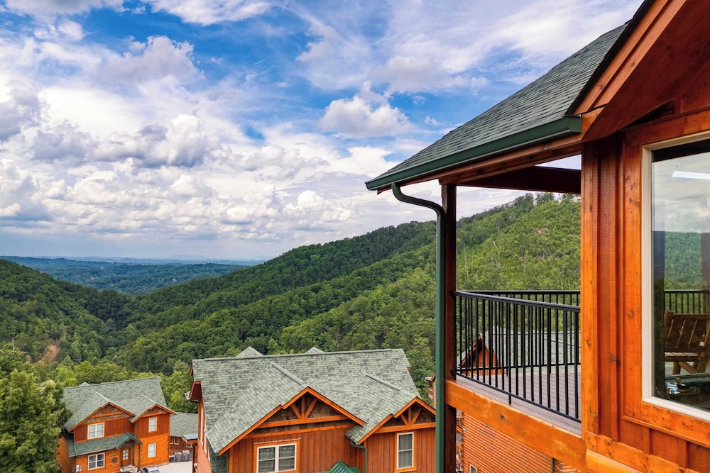 All Fun & Games by Avantstay Indoor Pool, Game Room, Theater, Mountain Views Near Pigeon Forge & Dollywood