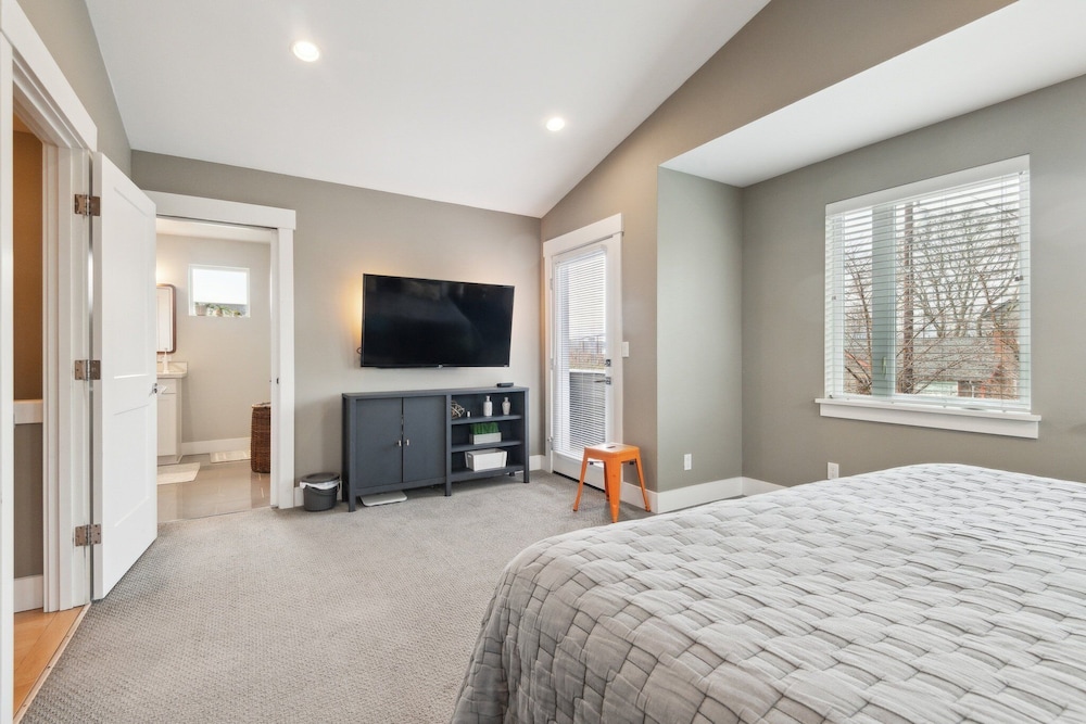 Spacious Family Retreat Media Room & Patio 3 Bedroom Home