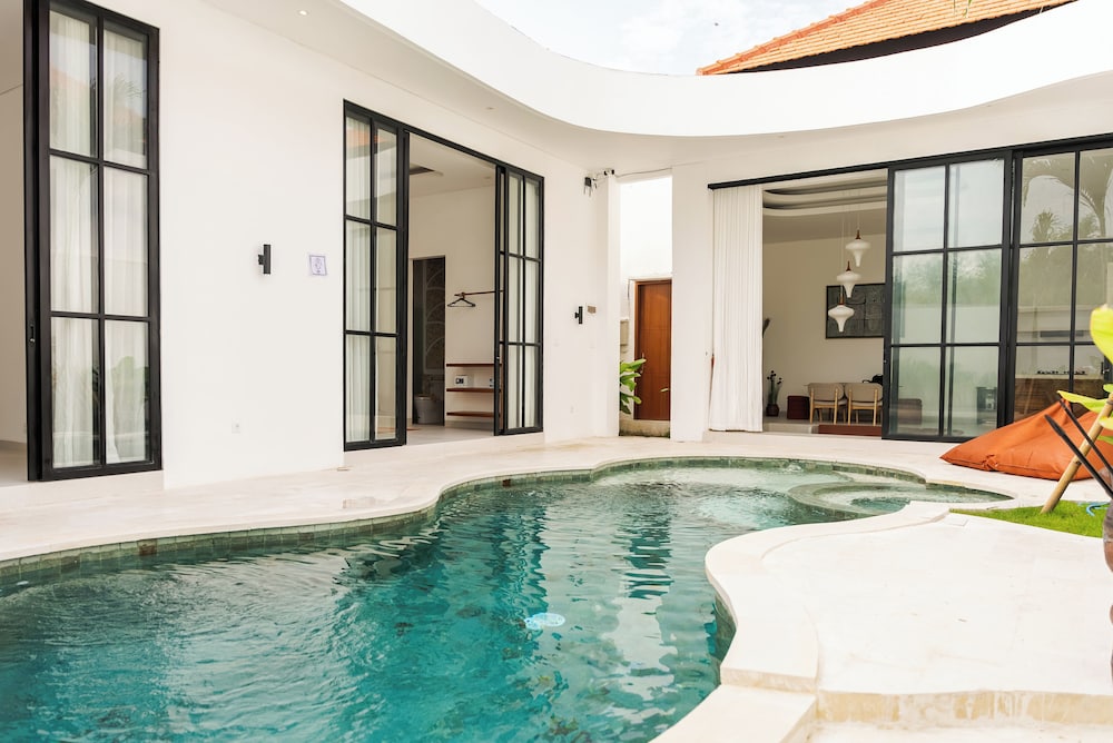 Tropical 2BR Private Villa, 6min Pererenan Beach