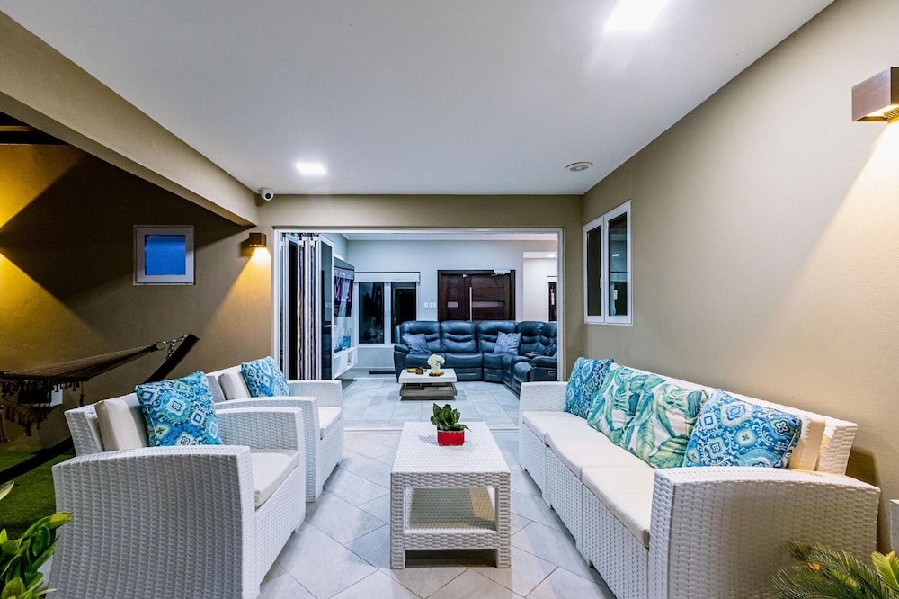 Luxury New 5 Location Pool Outdoor Kitchen