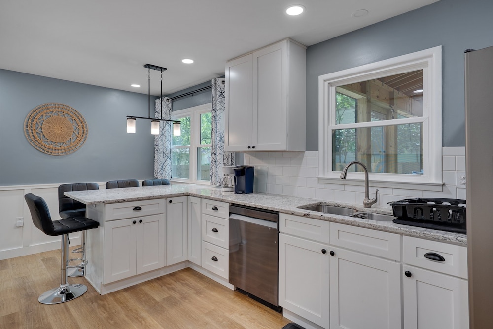 Relaxing Retreat Near North Hills & Downtown 3 Bedroom Home