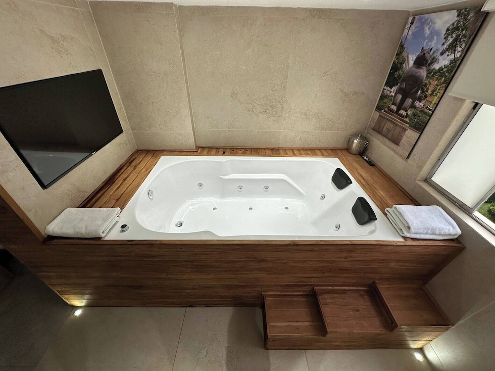 Stylish 1BR Getaway, Jacuzzi, Fireplace, Gym and AC