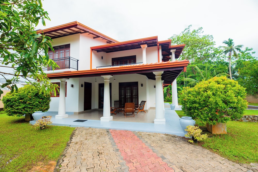 Villa Almond Leaf