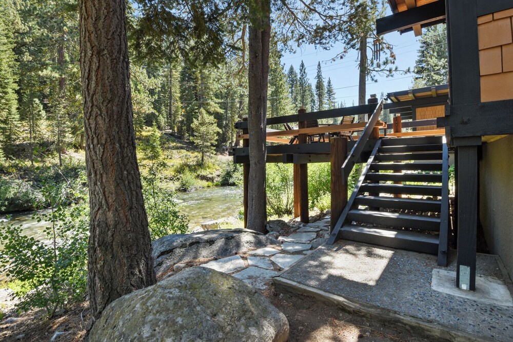 Joy on the River Stunning Waterfront Home for 10