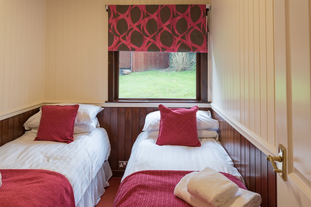 Conifer Lodge 25 With Hot Tub, Newton Stewart view 3
