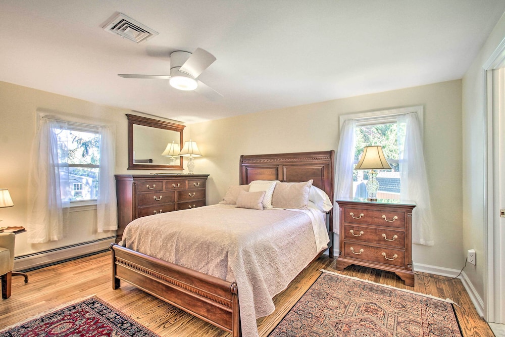 20 Mi to Philly: Inviting Home w/ Yard in Wayne! view 4