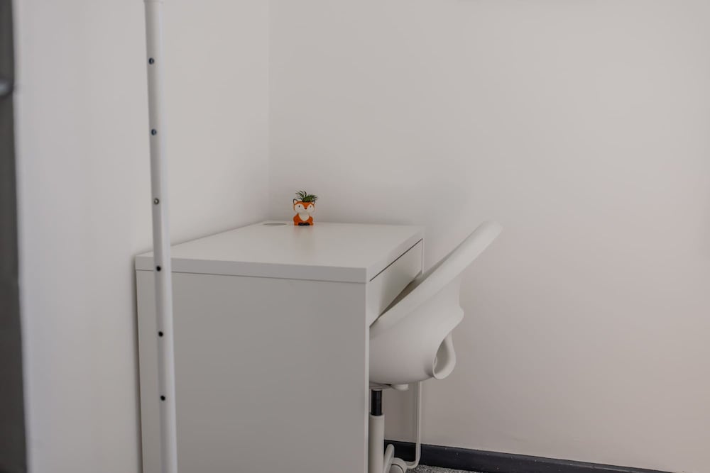 Modern 3 Bed House-free Parking