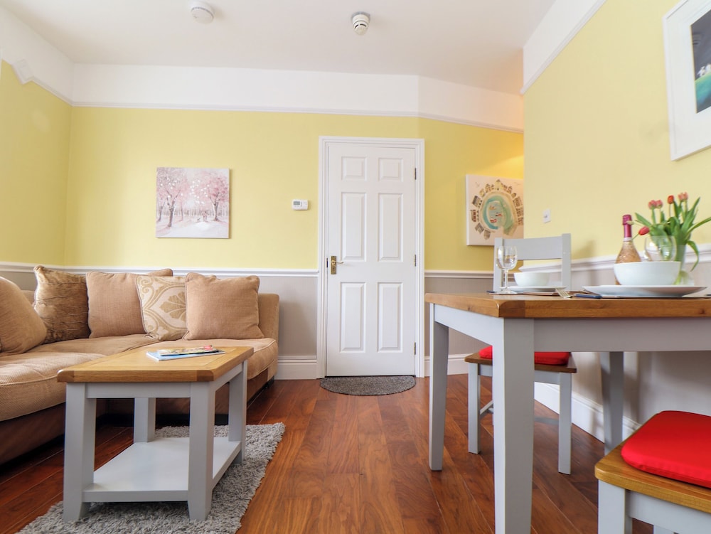 Flat 1 Niles Place