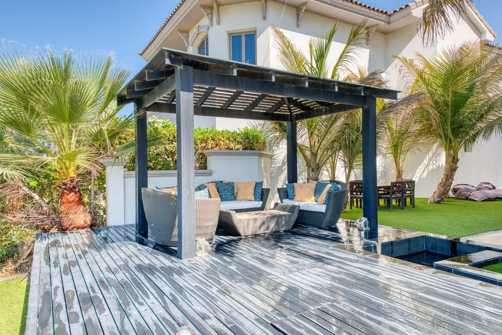 Glamourous Beachfront Villa on The Palm w Pool