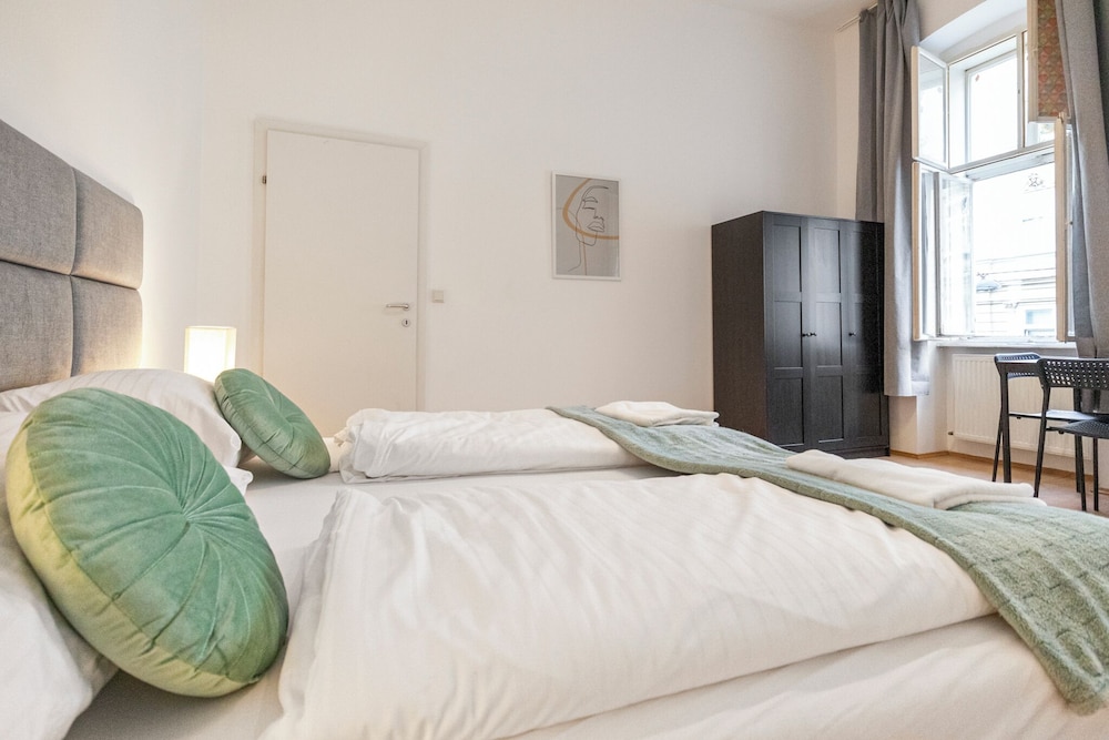 2BR Apt Near Stadthalle