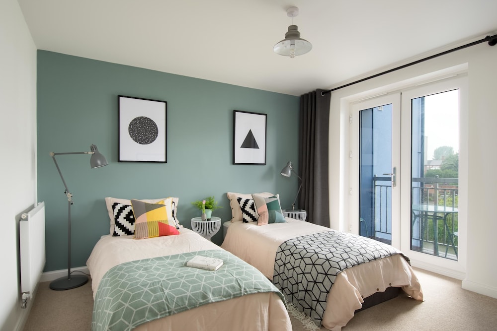 Canalside Scandinavian - Parking & Netflix view 3