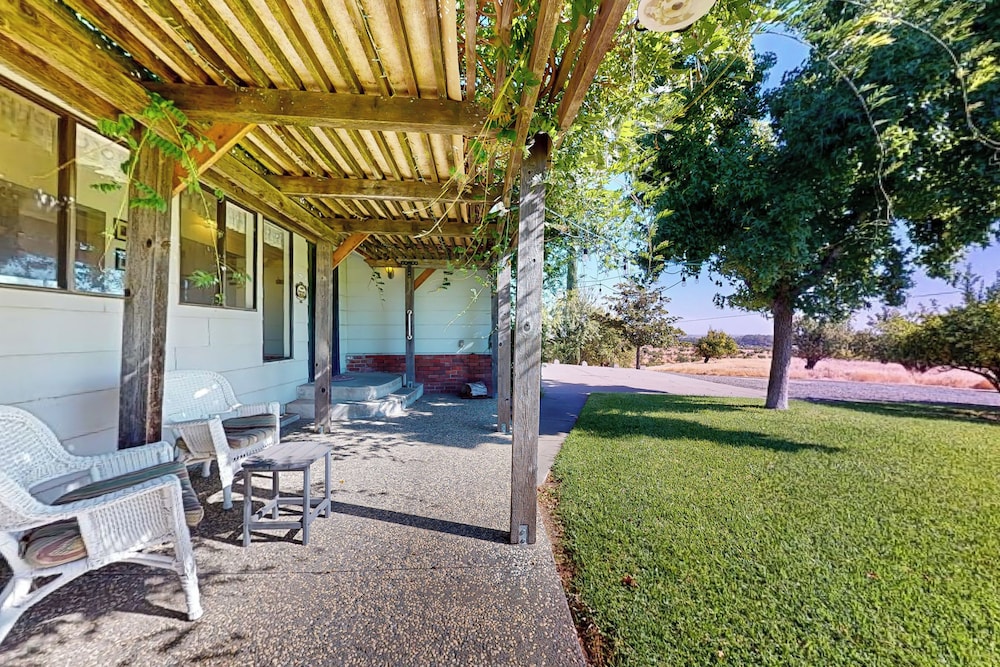 4BR Sierras-view Home w/ Pool & A/C - Dogs OK