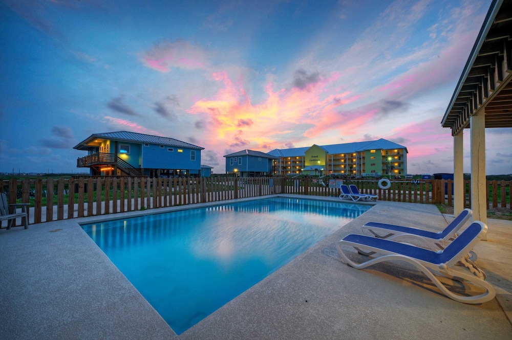 2 Homes, Sleeps 22 2 Private Pools, Firepit, Steps to Beach Boardwalk Access