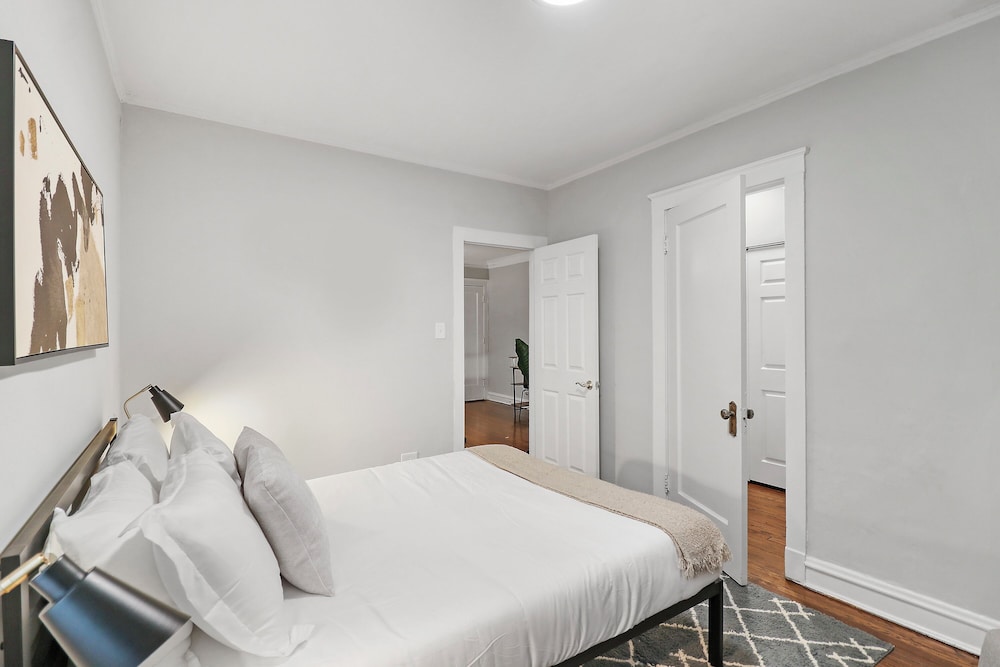 1BR Homey Pad - Lincoln 205
