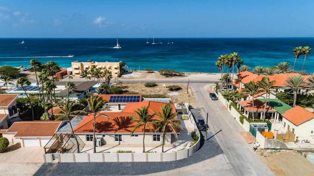 NEW Modern Cozy Studio Walking Distance to Beach
