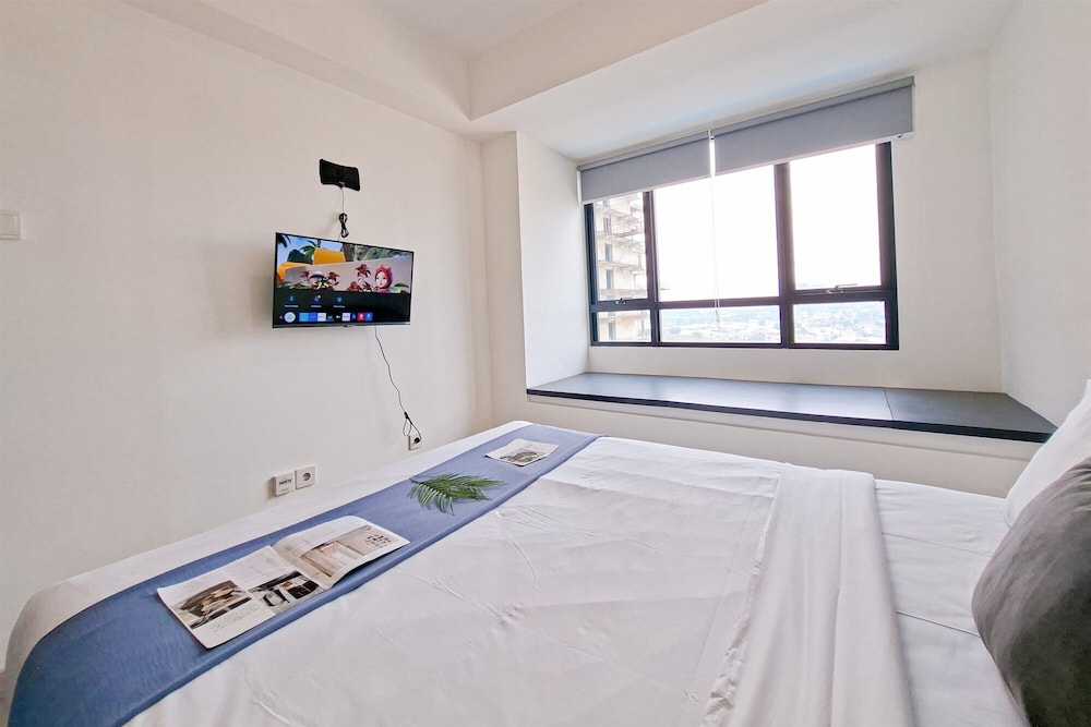 Minimalist And Homey Studio At Apartment Collins Boulevard