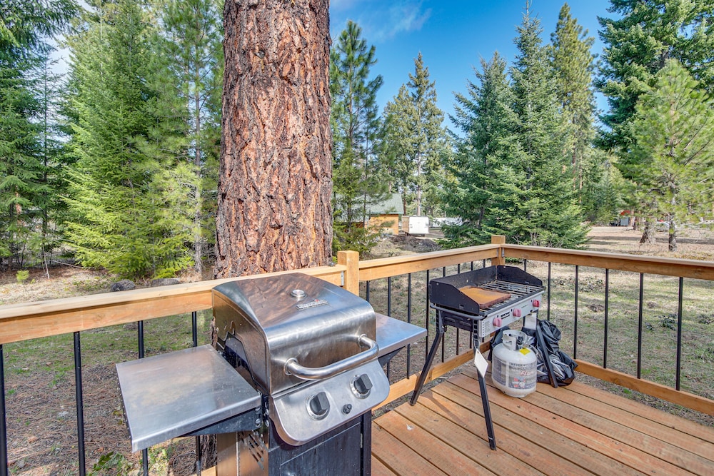 Cle Elum Cabin w/ Hot Tub, Fire Pit & Deck!