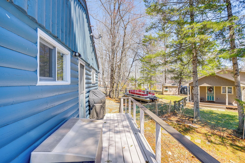 Watercrafts & Dock: Stunning Lakehouse in Becket!