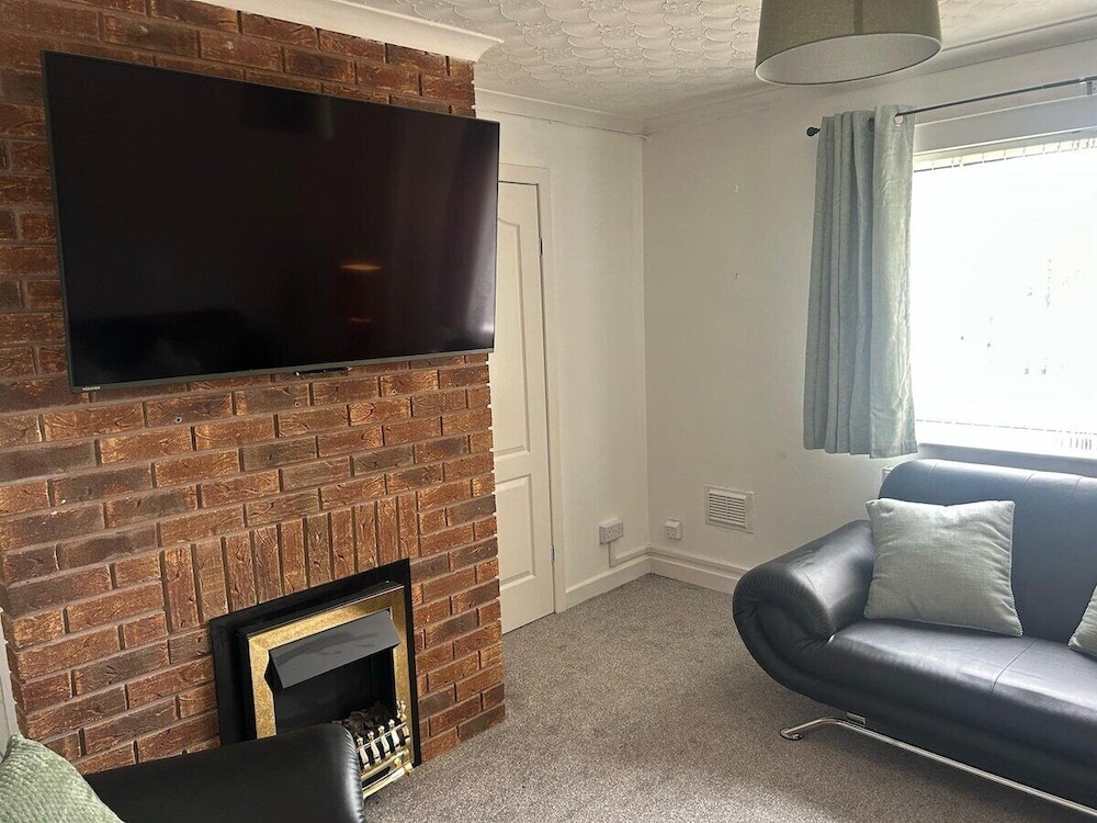 Family & Group Stay 3 Bedroom Swansea Home